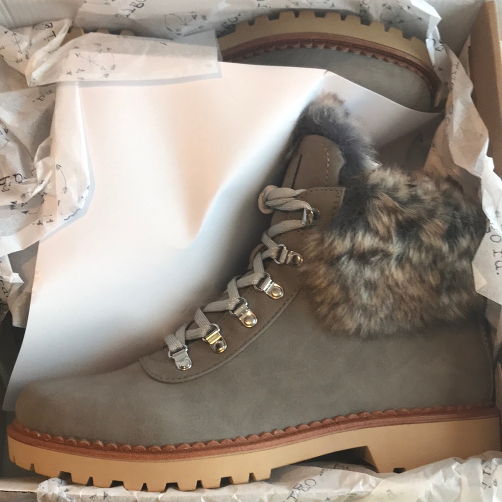 Grey Boots with Fur, indigo rd.